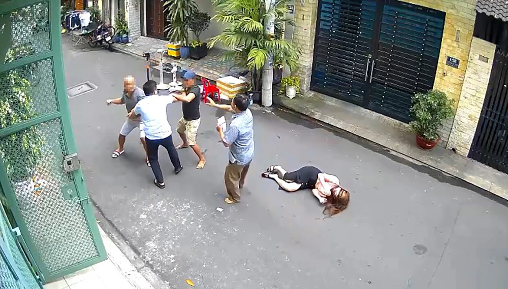 Vợ chồng chị Hoàng A ở quận Tân Phú cũng khốn khổ vì bị hàng xóm kiếm chuyện đánh đập, chửi bới. Ảnh chụp từ clip