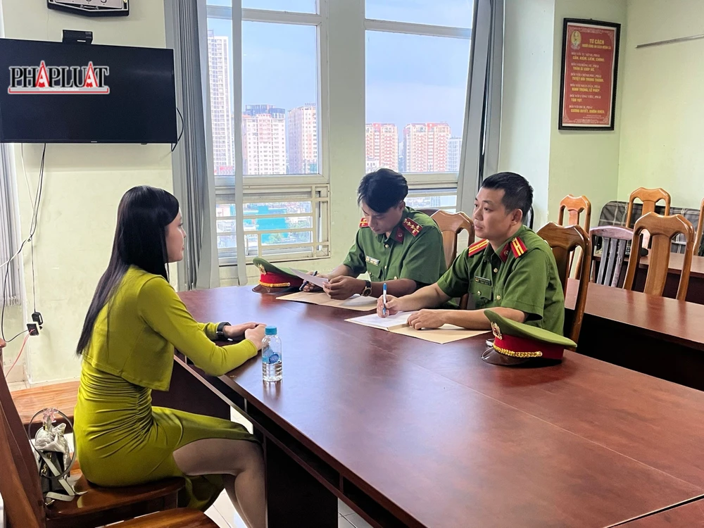 Công an lấy lời khai với Mỹ Hạnh để phục vụ điều tra. Ảnh: CA
