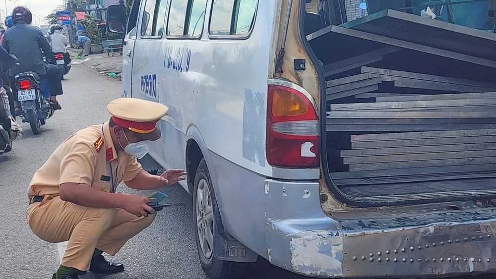 Trong ngày, Trạm CSGT Tân Túc cũng kiểm tra, xử lý năm phương tiện có dấu hiệu vi phạm. Ảnh: NT