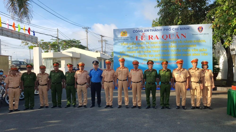 Sáng cùng ngày, Phòng PC08 cũng phối hợp với Công an quận Bình Tân, Công an huyện Bình Chánh tổ chức Lễ ra quân. Ảnh: NT