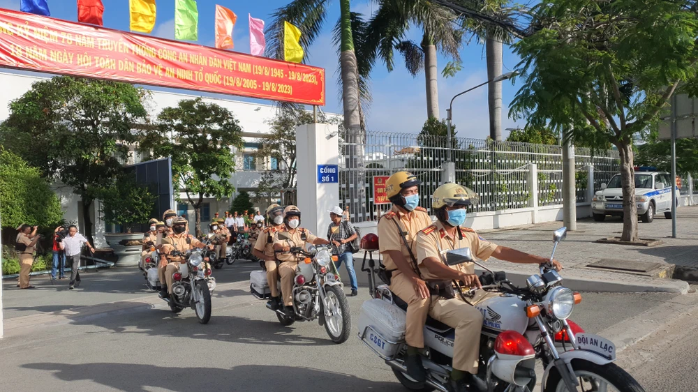 Công an tổ chức lễ ra quân trong đợt cao điểm Tổng kiểm soát xe kinh doanh vận tải hành khách, xe ô tô vận tải hàng hóa bằng container. Ảnh: NT