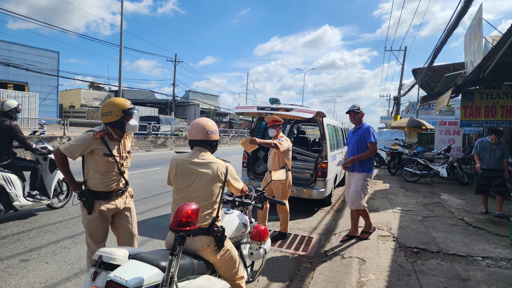 Qua đó, Trạm CSGT Tân Túc đã lập biên bản xử lý bốn phương tiện về các lỗi như dừng đỗ sai quy định, chở quá tải. Ảnh: NT