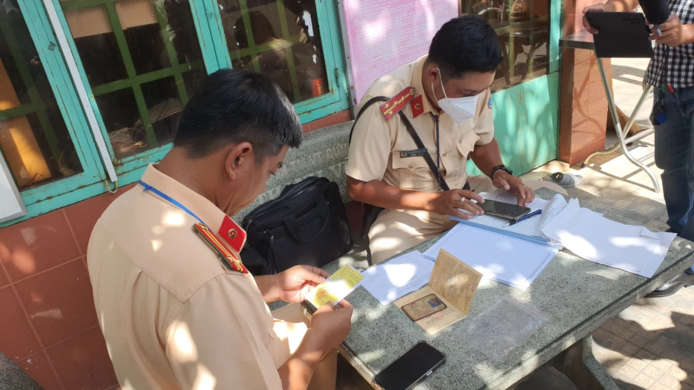 Trong đó, một phương tiện được xác định chở quá tải từ 50 đến 100% bị xử lý với tổng số tiền phạt là 36 triệu đồng, tước phù hiệu, tước bằng lái xe của tài xế trong hai tháng. Ảnh: NT