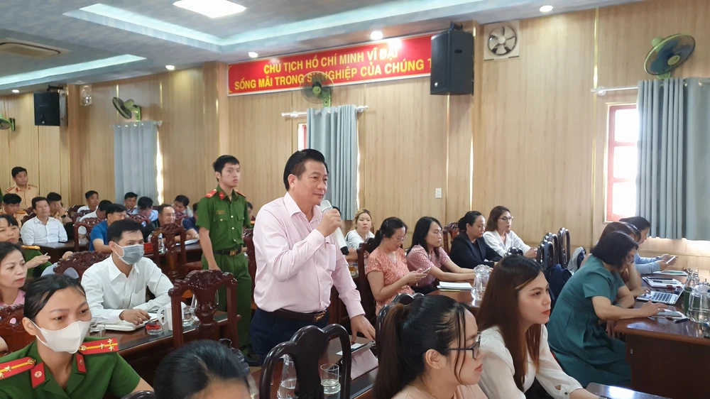 Một đại diện doanh nghiệp đặt câu hỏi với đại diện Công an TP.HCM. Ảnh: NT