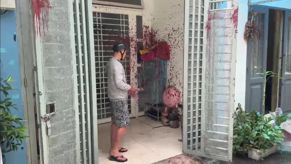 Cả hai người này cũng được yêu cầu phải cạo rửa, sơn lại cửa nhà dân. Ảnh: CA