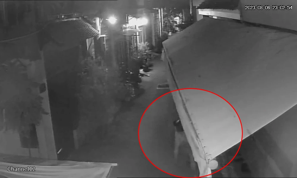 Đông chở Lực qua nhà chị S ở Gò Vấp để tạt sơn thì bị công an phát hiện. Ảnh: Cắt từ clip