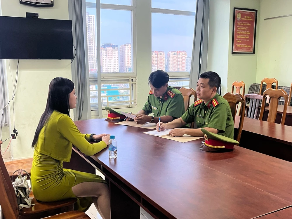 Hạnh được xác định chuyên tổ chức cho các cô gái là tiếp viên hàng không, người mẫu ảnh đi tiếp khách với giá từ một đến ba ngàn đô. Ảnh: CA