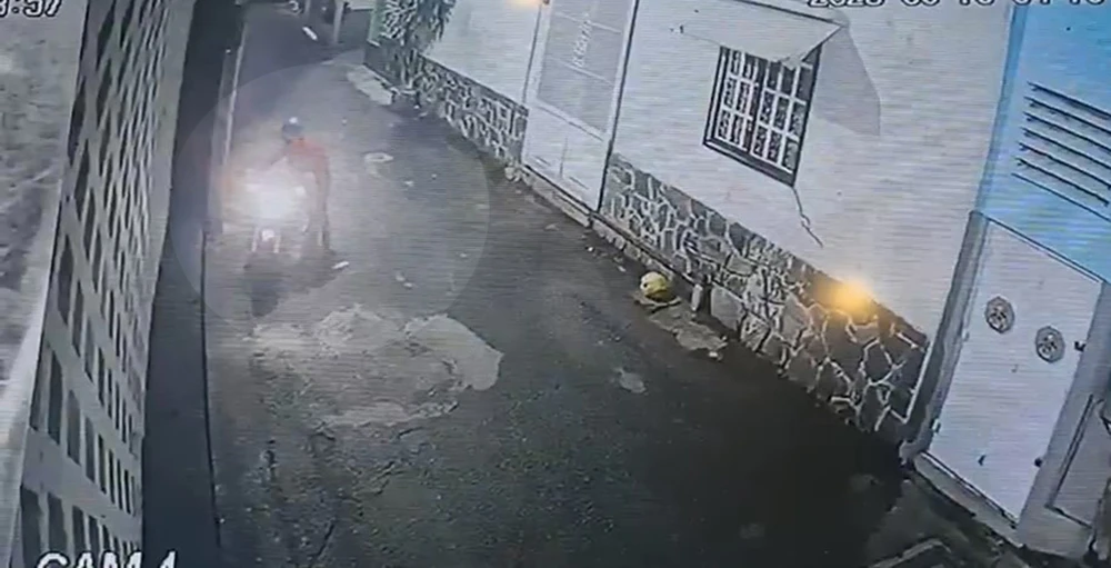 Người này dắt xe ra ngoài rồi tẩu thoát. Ảnh cắt từ clip