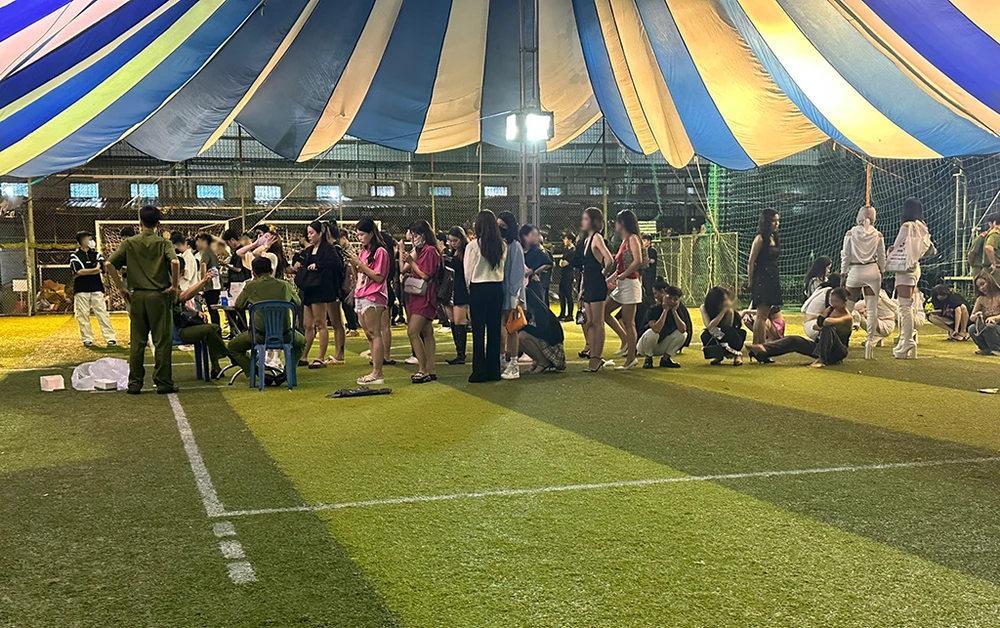 Công an kiểm tra, phát hiện 11 người dương tính với ma túy. Ảnh: CA