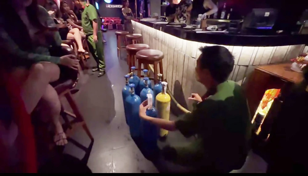 Công an cũng tạm giữ nhiều bình khí cười để phục vụ việc xử lý. Ảnh: CA