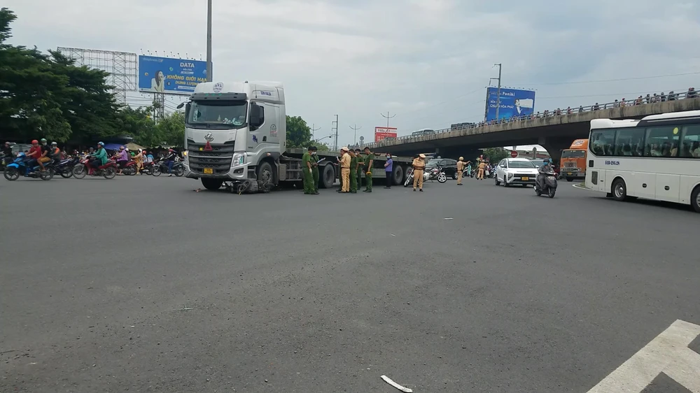 Ảnh hưởng từ tai nạn khiến giao thông qua khu vực gặp khó khăn. Ảnh: NT