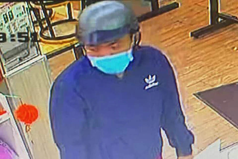 Vinh lợi dụng thời điểm rạng sáng vắng người để dùng dao cướp tài sản. Ảnh: CA