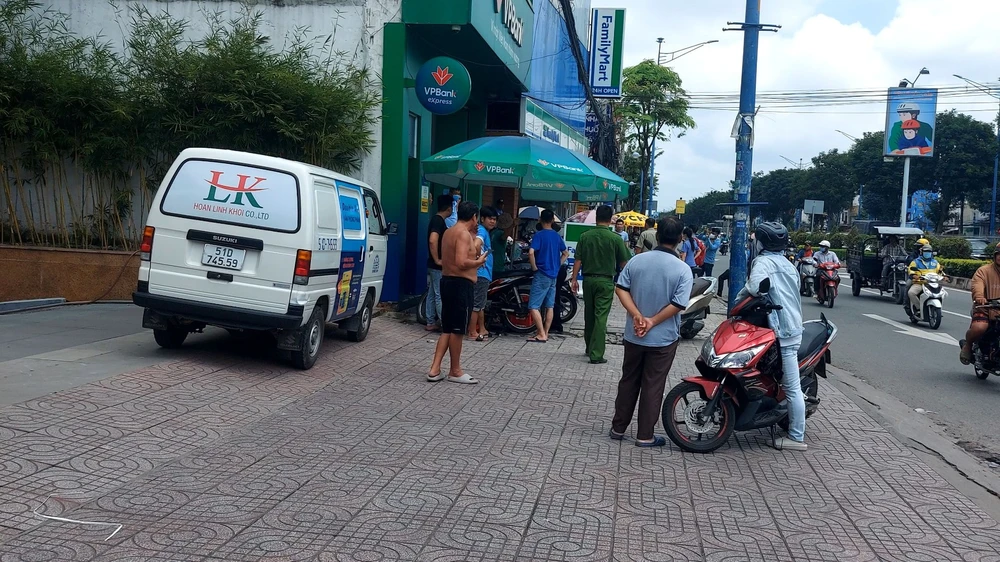 Công an khám nghiệm hiện trường, điều tra vụ việc. Ảnh: HT