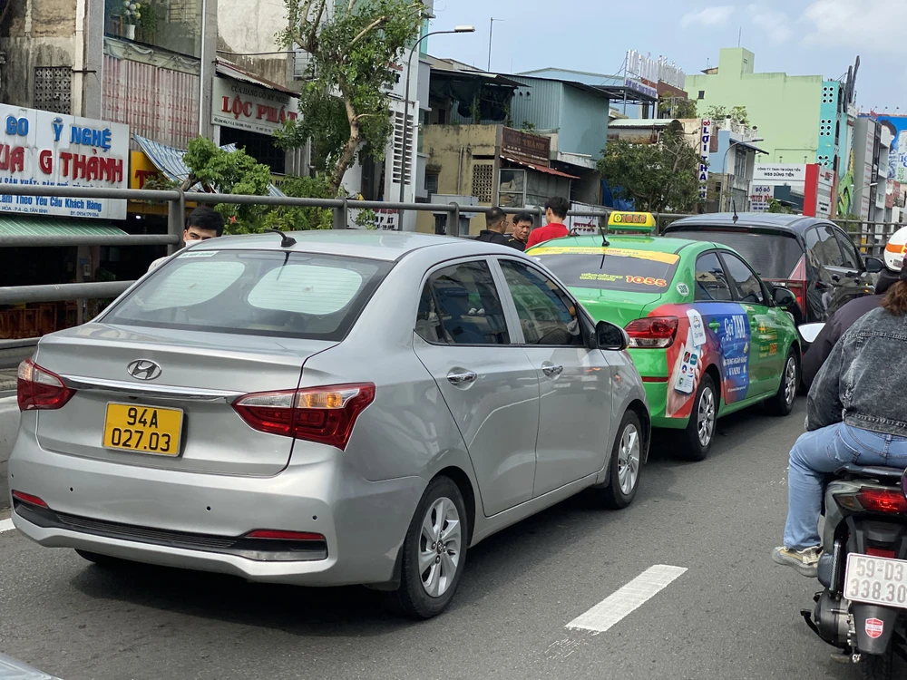 Ba xe ô tô va chạm liên hoàn trên cầu vượt Lăng Cha Cả, quận Tân Bình, chiều 21-8. Ảnh: HT