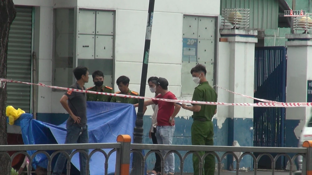 Người đàn ông tử vong được cho là sống lang thang ở khu vực được khoảng một năm nay. Ảnh: NT