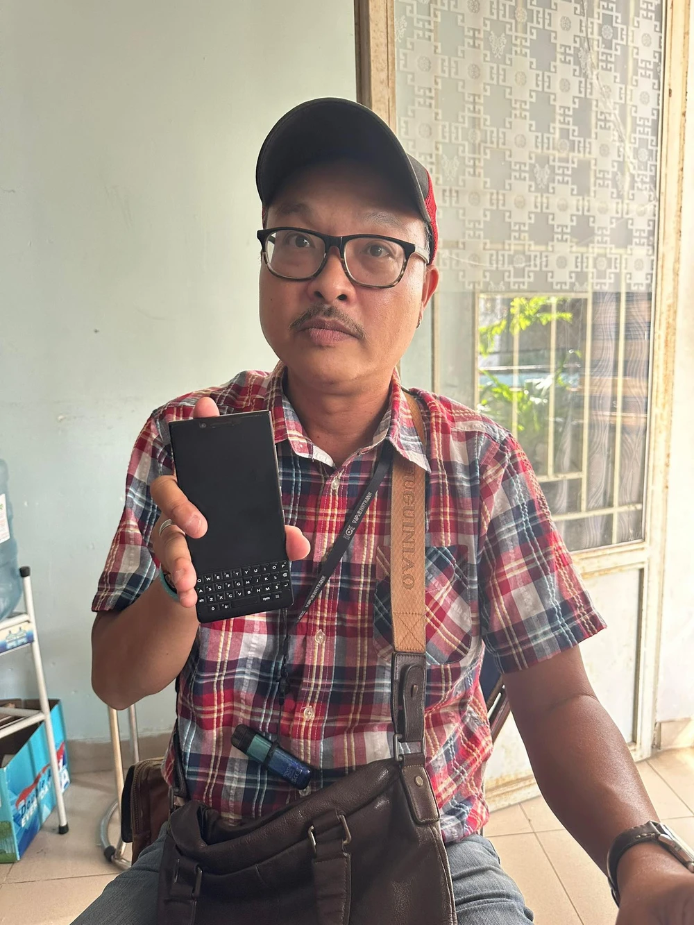 Công an đã trao trả tài sản là chiếc điện thoại cho nghệ sĩ Trọng Hiếu. Ảnh: CA