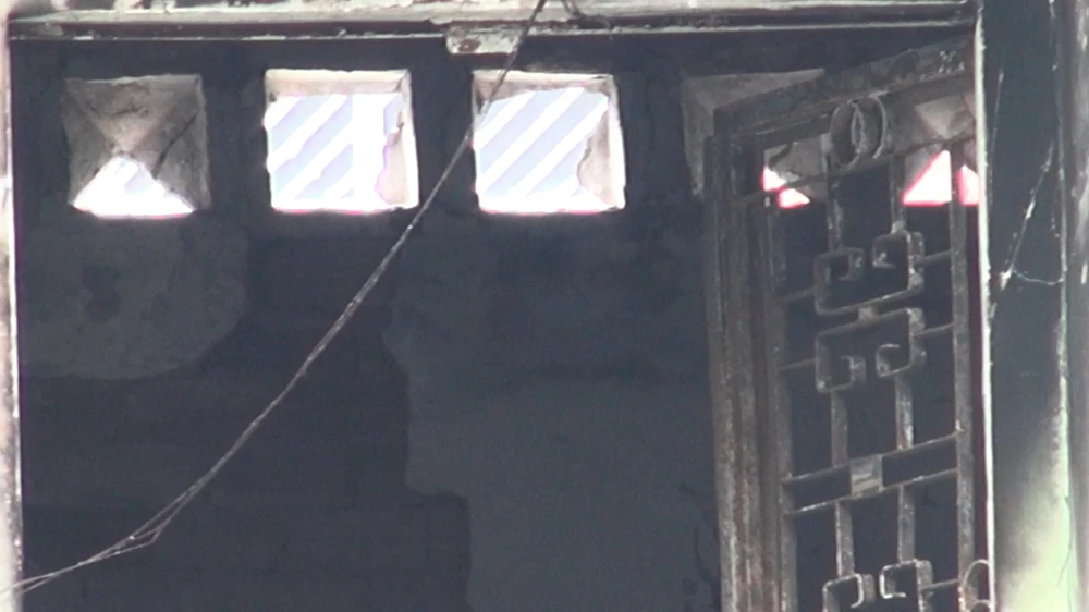 Nhiều đồ đạc vật dụng trong căn nhà bị thiêu rụi. Ảnh: NT Nhiều đồ đạc vật dụng trong căn nhà bị thiêu rụi. Ảnh: NT