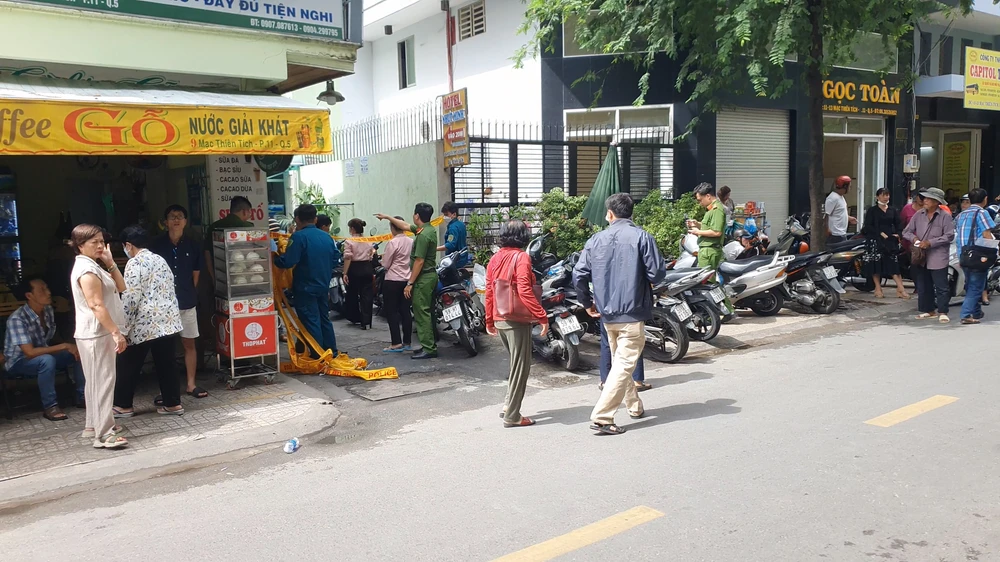 Đến trưa cùng ngày, việc khám nghiệm vẫn đang được thực hiện. Ảnh: NT Đến trưa cùng ngày, việc khám nghiệm vẫn đang được thực hiện. Ảnh: NT
