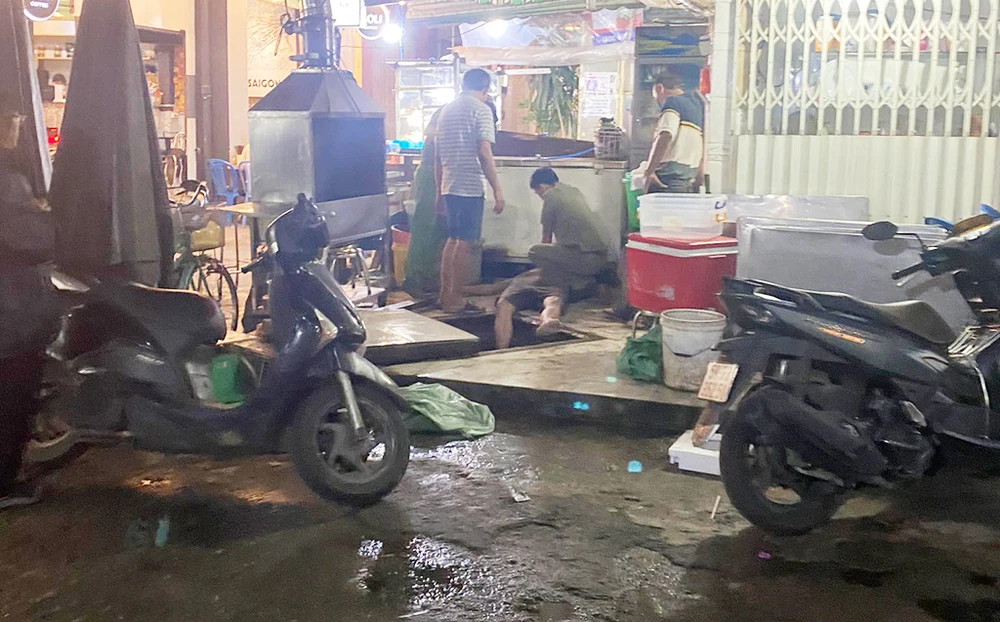 Người đàn ông sau khi lên khỏi hố gas thì gục xuống, bất tỉnh được lực lượng chức năng sơ cứu. Ảnh: HT