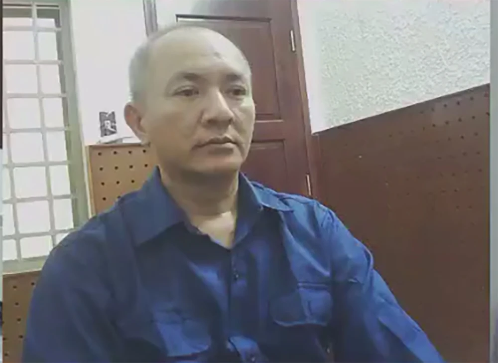 Tuấn tại cơ quan điều tra. Ảnh: CA