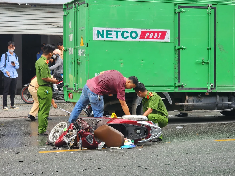 Lực lượng chức năng sau đó xử lý hiện trường, điều tra nguyên nhân. Ảnh: NT Lực lượng chức năng sau đó xử lý hiện trường, điều tra nguyên nhân. Ảnh: NT