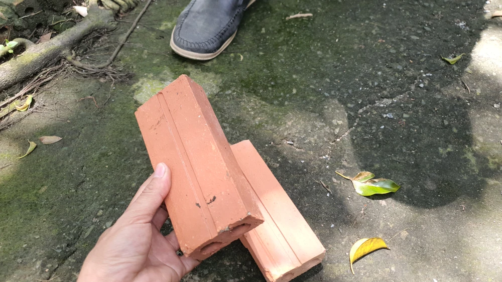 Hai viên gạch còn ở hiện trường. Ảnh: NT