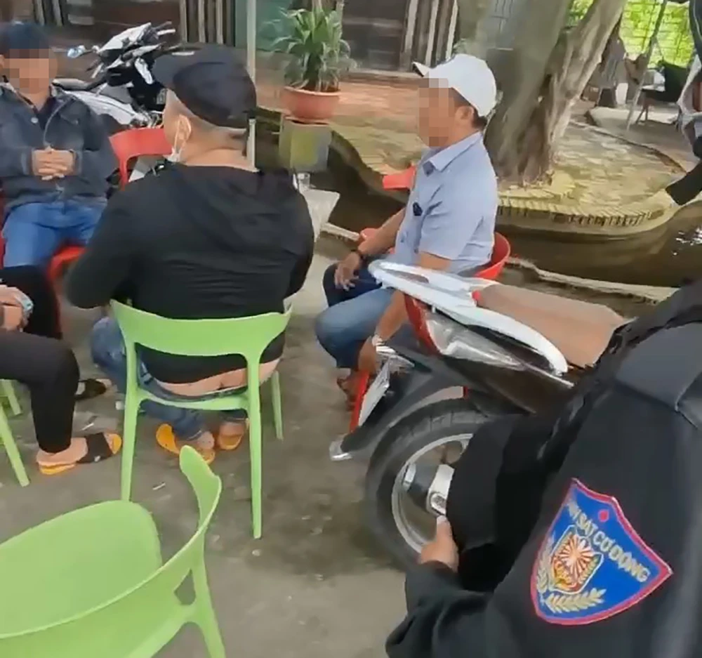 Trong khi nhóm này đang lấy tiền của ông Đ thì bị Tổ công tác 363, Công an TP.HCM bắt quả tang. Ảnh: NDCC