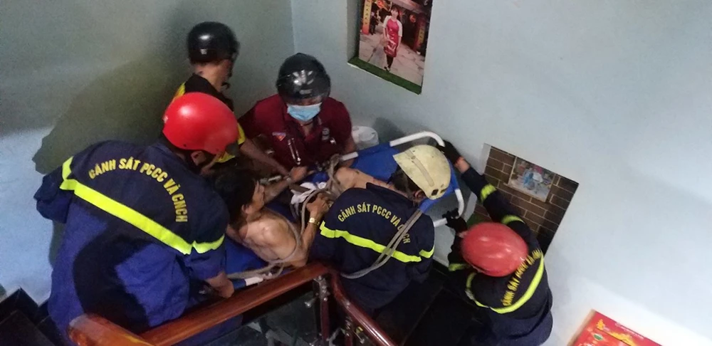 Cảnh sát PCCC&amp;CNCH Công an quận Gò Vấp cũng cứu kịp một người đàn ông rơi lầu. Ảnh: PC07
