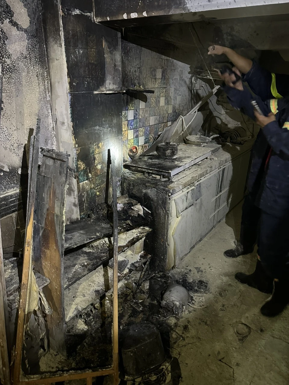 Đám cháy làm hư hại một số tài sản trong căn nhà. Ảnh: PC07