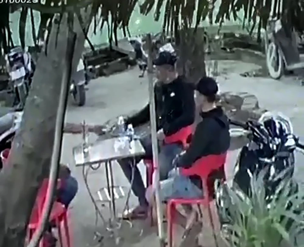 Hình ảnh Tý Đạt nhận tiền từ tay ông Đ. Ảnh cắt từ clip