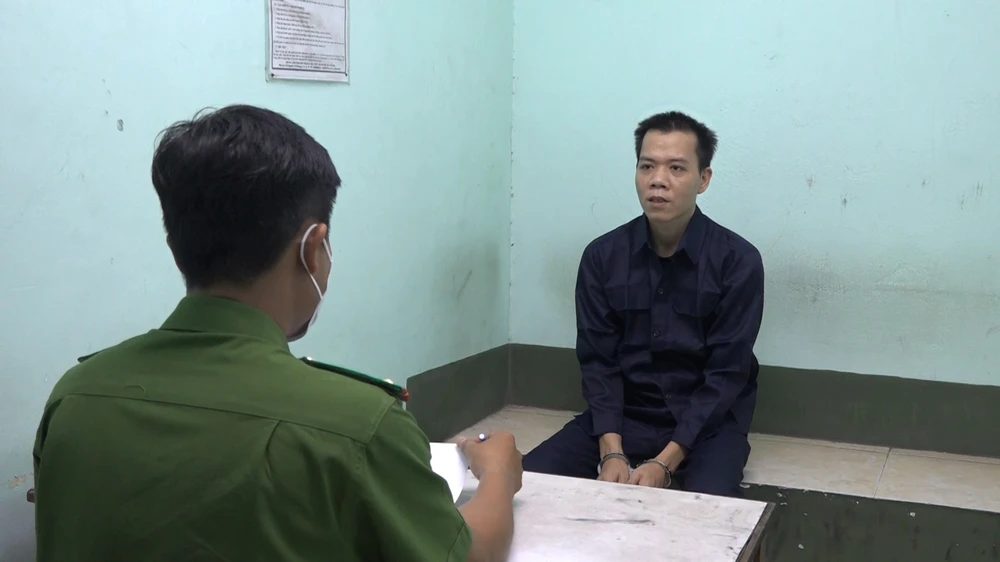 Công an lấy lời khai với Tuấn để phục vụ điều tra. Ảnh: CA