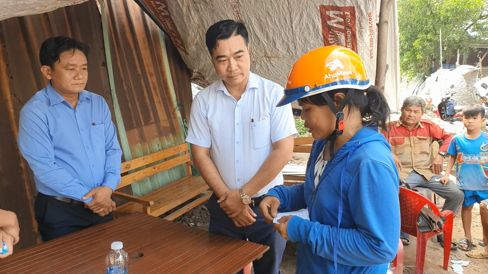 Ông Nguyễn Thành Nhân, Bí thư Đảng ủy xã Vĩnh Lộc B (áo trắng), cùng đại diện các đoàn thể địa phương đã đến thăm hỏi, động viên gia đình chị Cum Bọ. Ảnh: NT