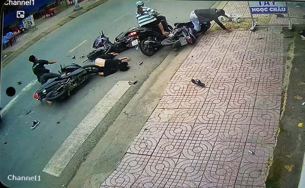 Chiếc xe máy chạy lấn làn rồi va chạm với xe chạy hướng ngược lại gây ra tai nạn. Ảnh cắt từ clip