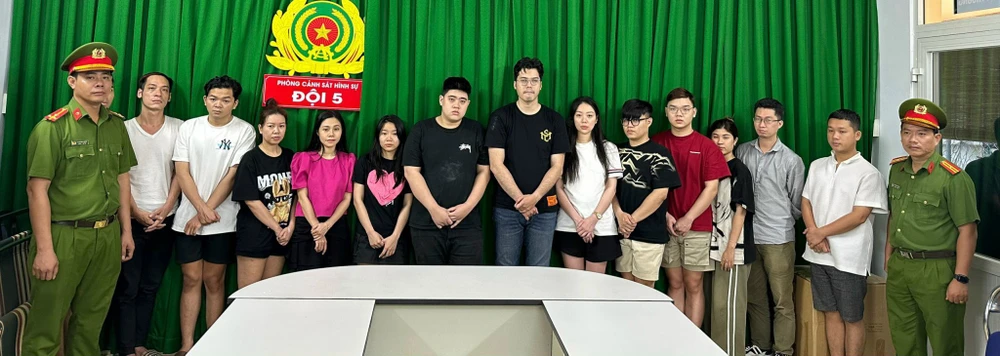 Công an bắt, xử lý hình sự với nhóm người đánh bạc và tổ chức đánh bạc. Ảnh: CA