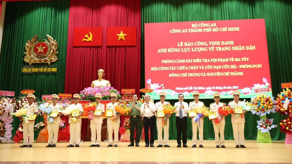 cong-an-tphcm-vinh-danh-3-don-vi-ca-nhan-anh-hung-llvtnd.jpg