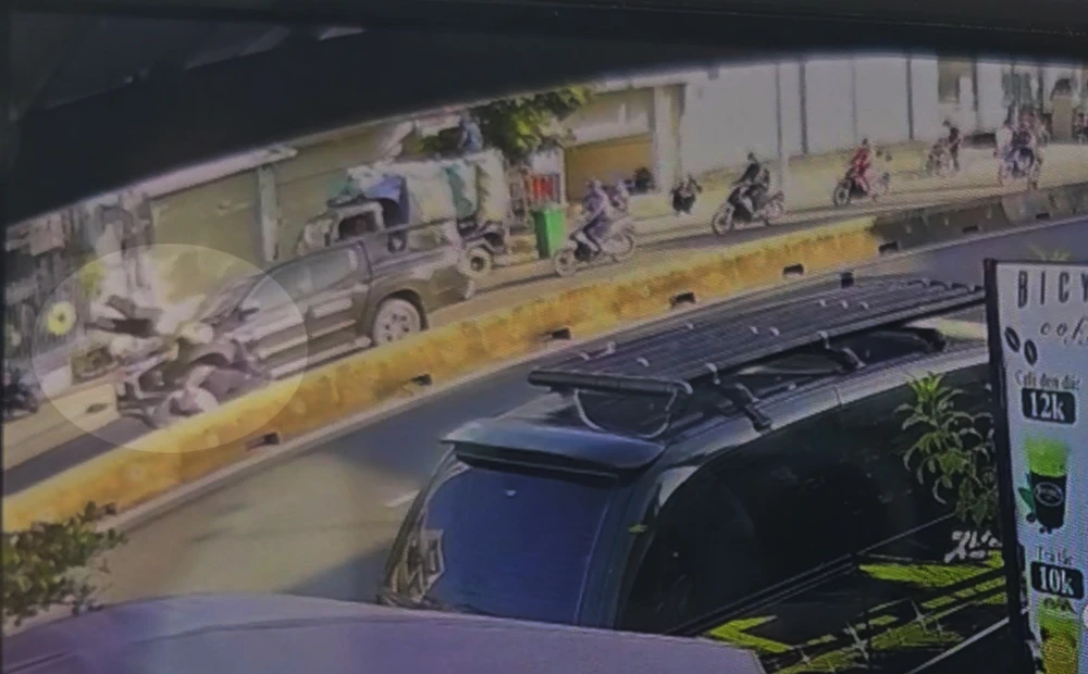 Băng qua đường sau khi rút tiền, người đàn ông bị xe máy tông tử vong