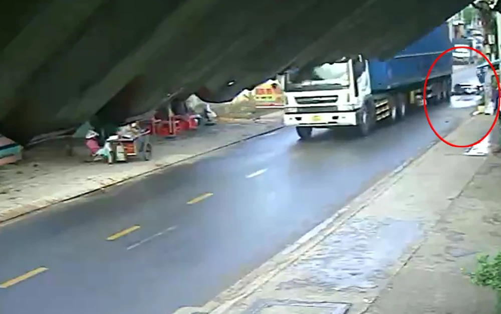 Xe container cán chết nam sinh lớp 10 rồi chạy khỏi hiện trường