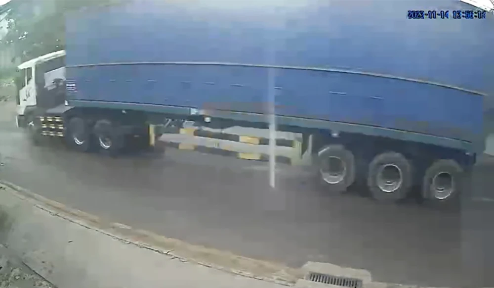 Xe container cán chết nam sinh lớp 10 rồi chạy khỏi hiện trường