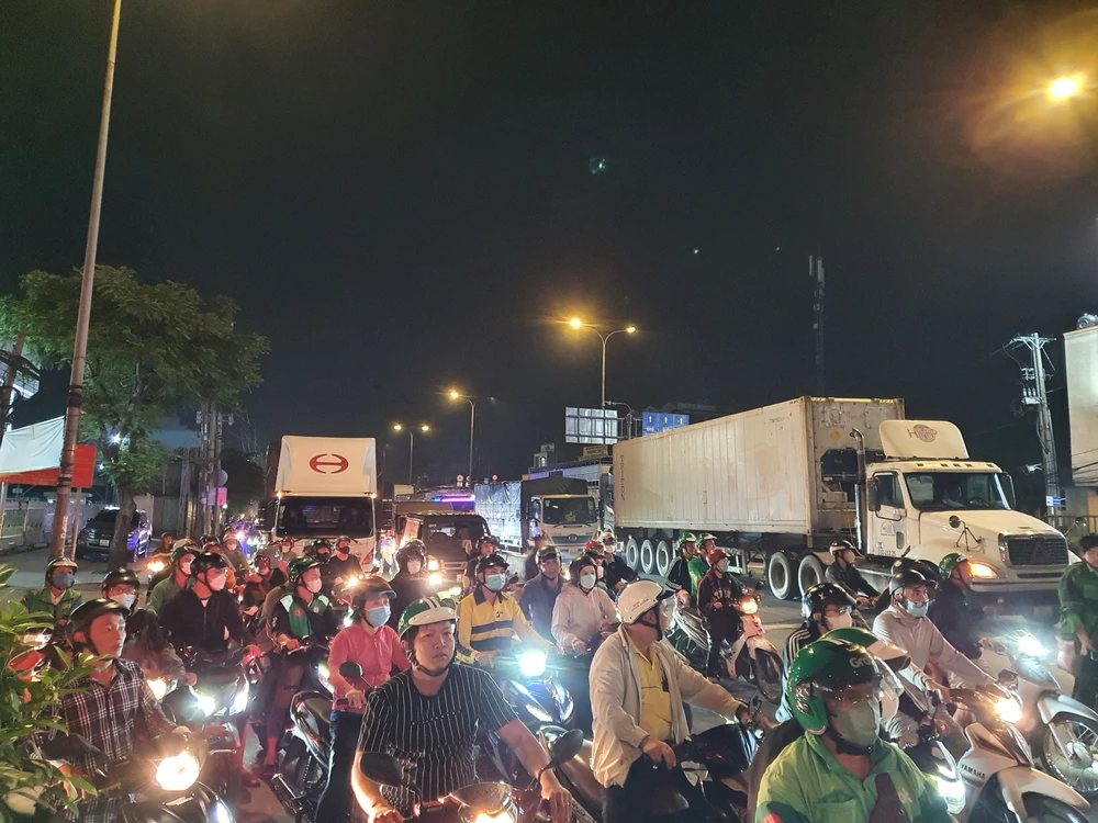 Xe đầu kéo tông, đẩy người đàn ông đi nhiều mét ở ngã tư Bà Điểm