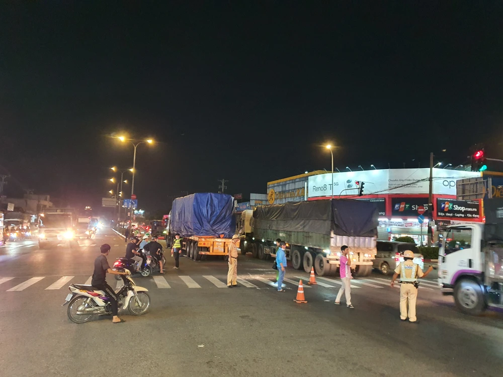 Xe đầu kéo tông, đẩy người đàn ông đi nhiều mét ở ngã tư Bà Điểm