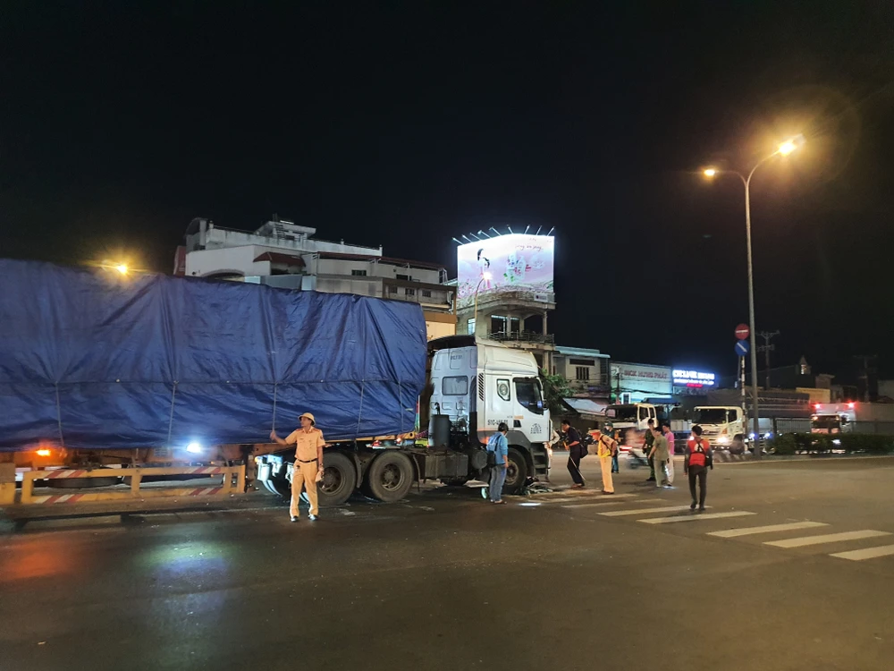 Xe đầu kéo tông, đẩy người đàn ông đi nhiều mét ở ngã tư Bà Điểm