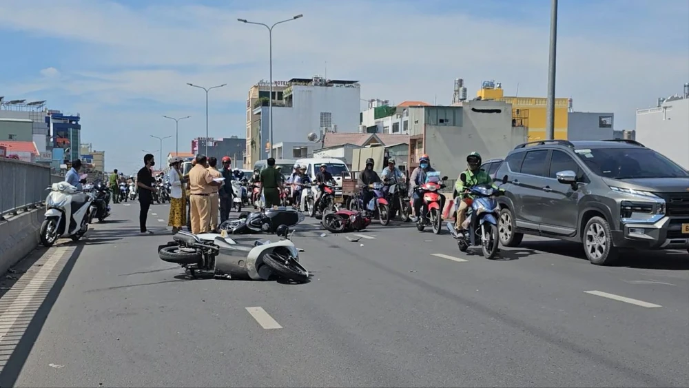 Tai nạn liên hoàn 3 xe máy trên Cầu Bưng, 1 người bị thương