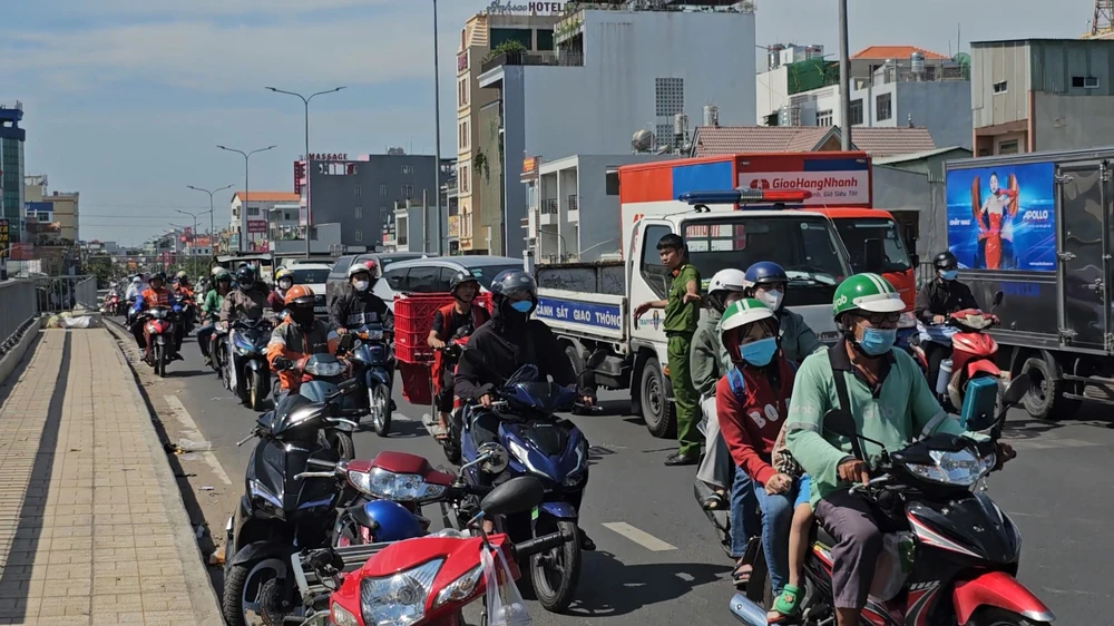 Tai nạn liên hoàn 3 xe máy trên Cầu Bưng, 1 người bị thương