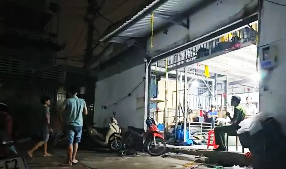 Người đàn ông nghi bị điện giật chết trong kho vải ở Bình Tân