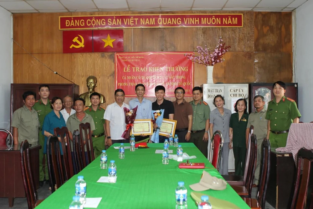 Khen thưởng 2 người truy bắt cướp giật ở quận 12