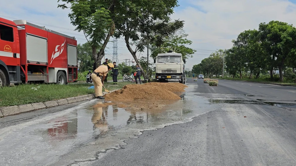 Xe bồn chở nhiên liệu bốc cháy trên đường Nguyễn Văn Linh