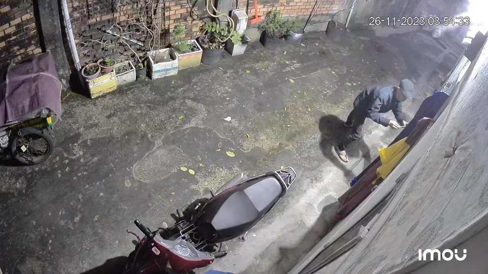 Trộm cột cửa 6 phòng trọ, nhốt hơn 10 người lúc rạng sáng ở Tân Phú