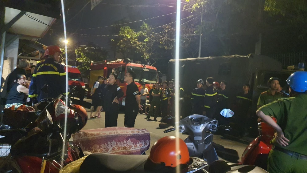 Cảnh sát nhiều giờ cứu người mắc kẹt giữa 2 bức tường đường Xóm Chiếu