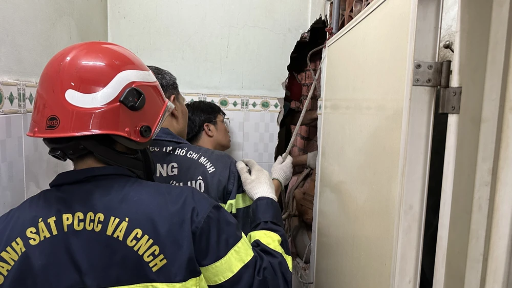 Trung tá Cảnh sát PCCC kể lại 2 giờ đồng hồ cứu thanh niên mắc kẹt