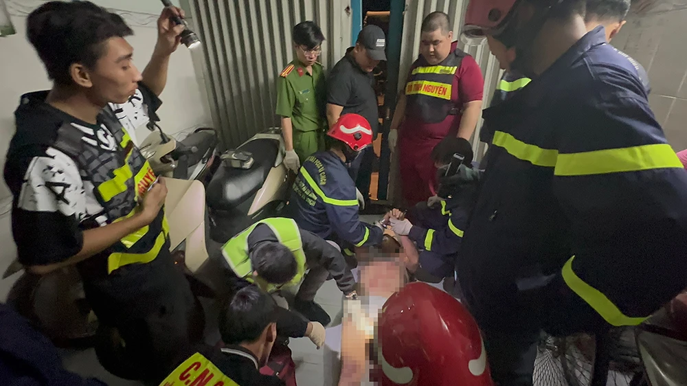 Trung tá Cảnh sát PCCC kể lại 2 giờ đồng hồ cứu thanh niên mắc kẹt